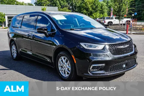 More photos of 2023 Chrysler Pacifica Touring L at ALM Marietta, GA