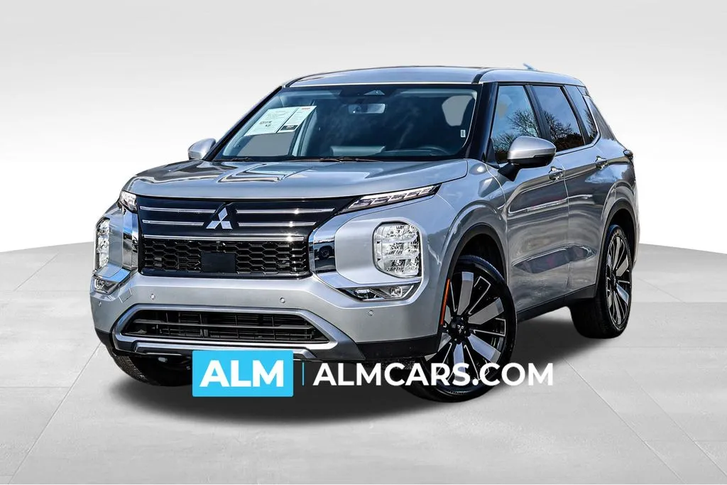 2025 Mitsubishi Outlander SE's photo