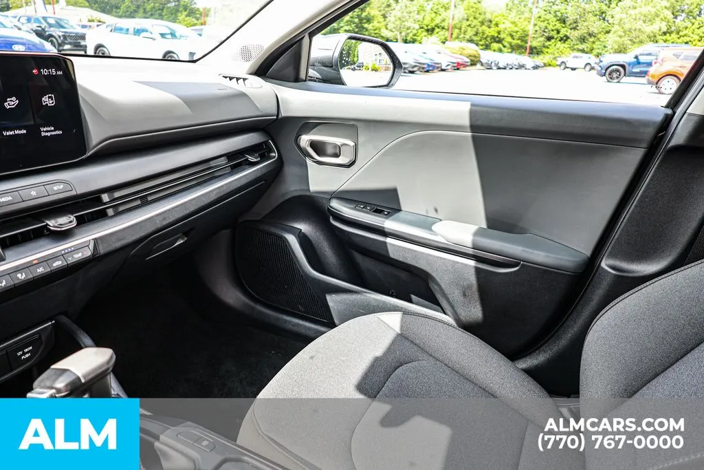 2025 Kia K4 LXS - Photo 41
