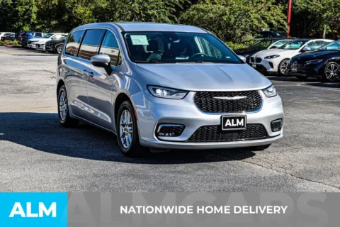 More photos of 2023 Chrysler Pacifica Touring L at ALM Newnan, GA