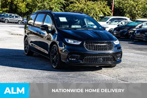 More photos of 2025 Chrysler Pacifica Limited at ALM Newnan, GA
