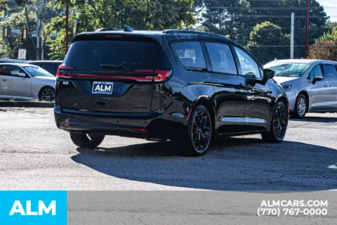 More photos of 2025 Chrysler Pacifica Limited at ALM Newnan, GA