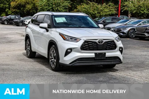 More photos of 2022 Toyota Highlander XLE at ALM Newnan, GA