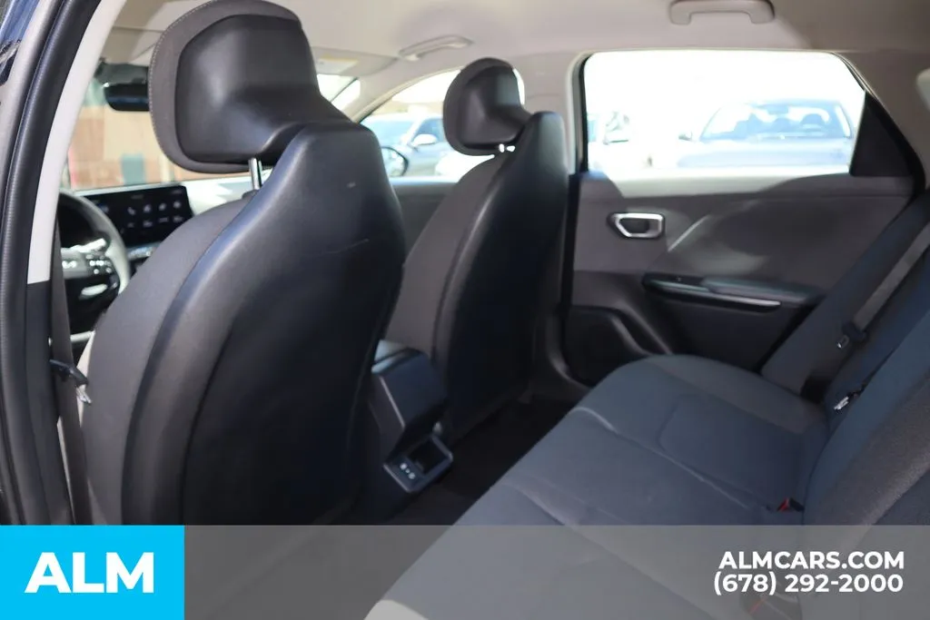 2025 Kia K4 LXS - Photo 17