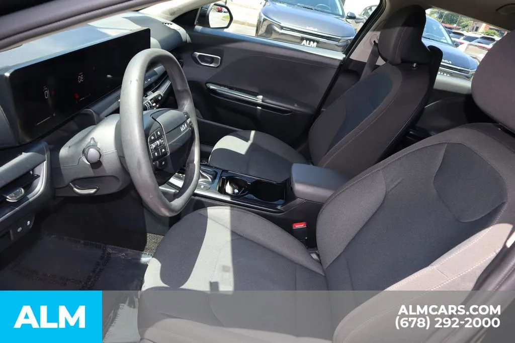 2025 Kia K4 LXS - Photo 10
