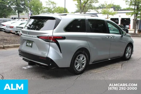 More photos of 2021 Toyota Sienna Limited at ALM Roswell, GA