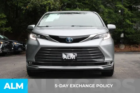 More photos of 2021 Toyota Sienna Limited at ALM Roswell, GA