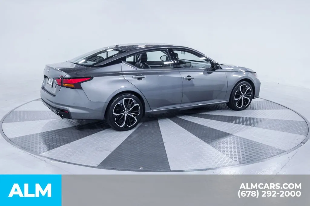2025 Nissan Altima SR - Photo 15