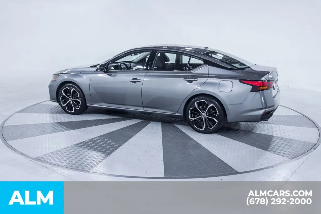 2025 Nissan Altima SR - Photo 10
