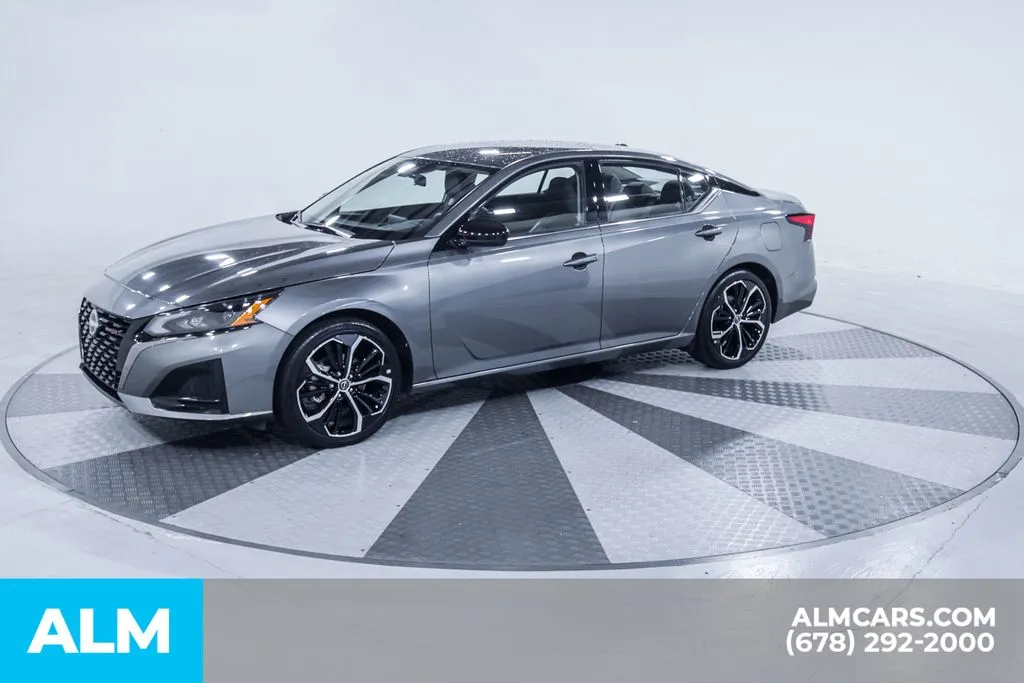 2025 Nissan Altima SR - Photo 8