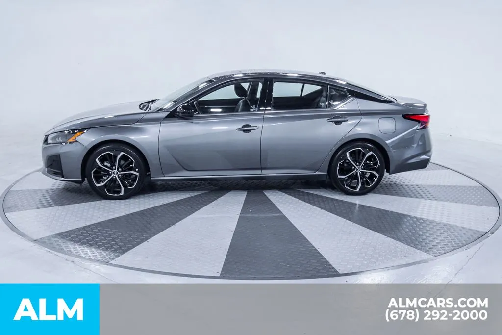 2025 Nissan Altima SR - Photo 9