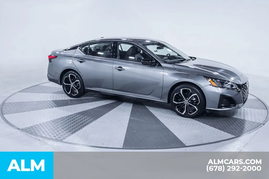 2025 Nissan Altima SR - Photo 17