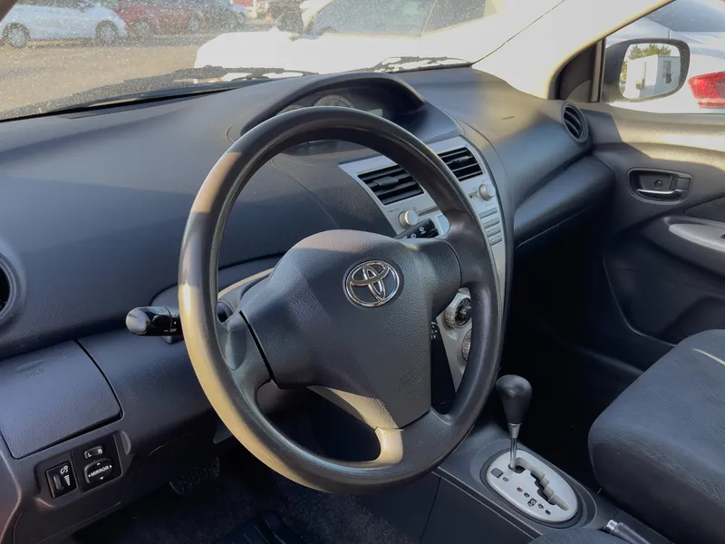 Mengupas Detail Interior Toyota Yaris Sedan 2007: Kenyamanan dan Fungsionalitas dalam Paket Kompak