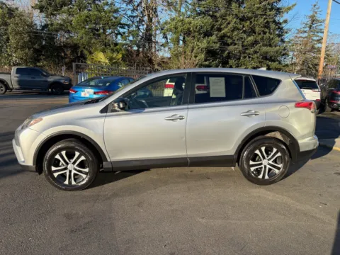 More photos of 2018 Toyota RAV4 LE at 9999 Auto Center, WA