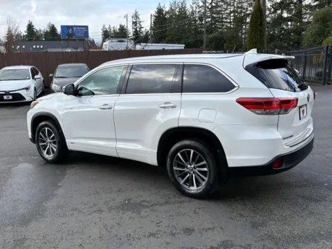 More photos of 2017 Toyota Highlander Hybrid XLE at 9999 Auto Center, WA