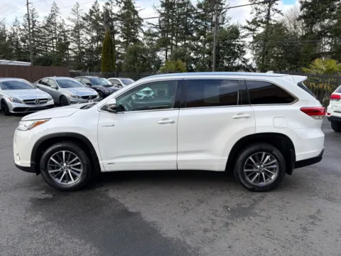 More photos of 2017 Toyota Highlander Hybrid XLE at 9999 Auto Center, WA