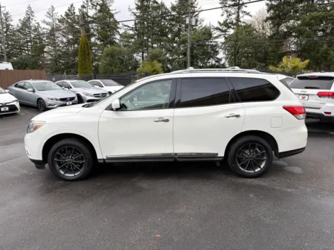 More photos of 2013 Nissan Pathfinder Platinum at 9999 Auto Center, WA