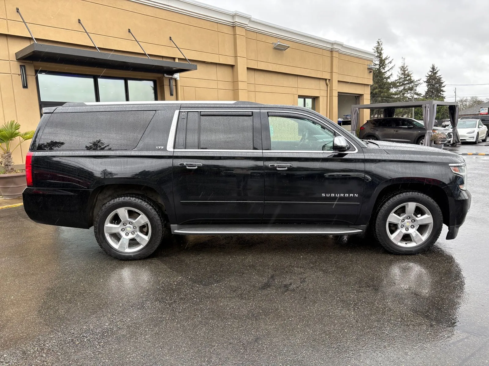 Chevrolet Suburban photo 8