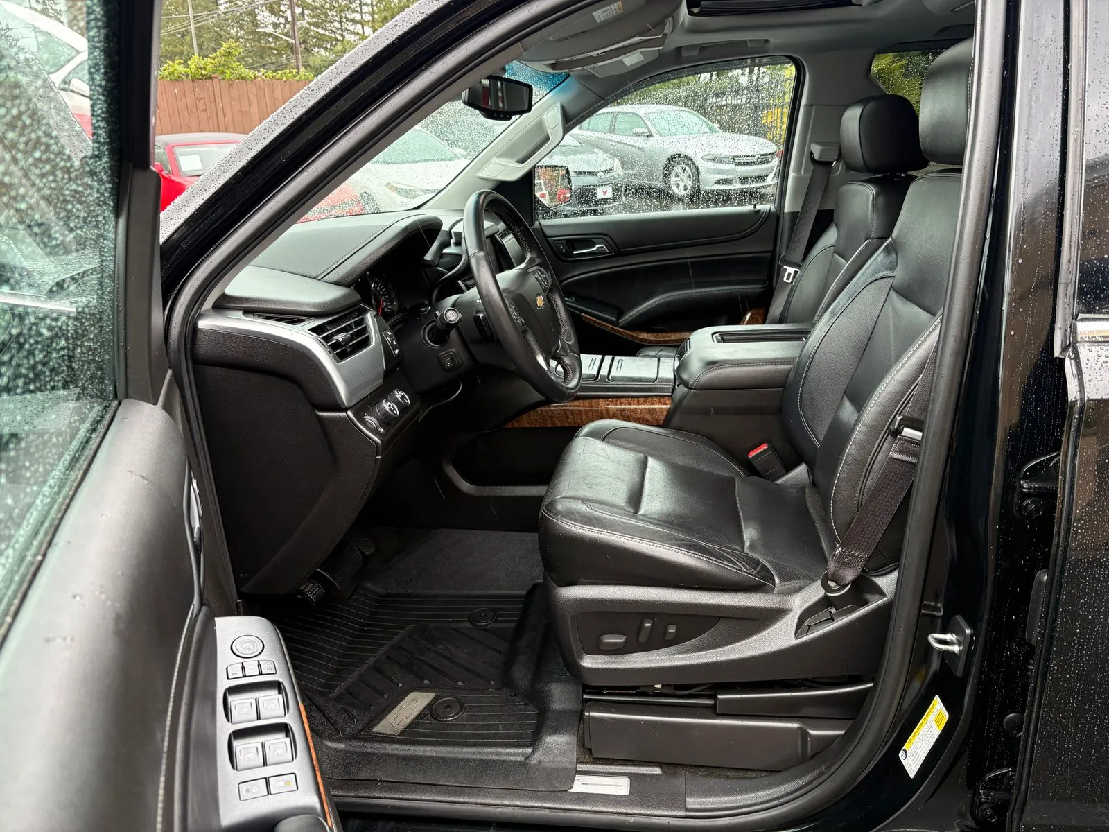 Chevrolet Suburban photo 9
