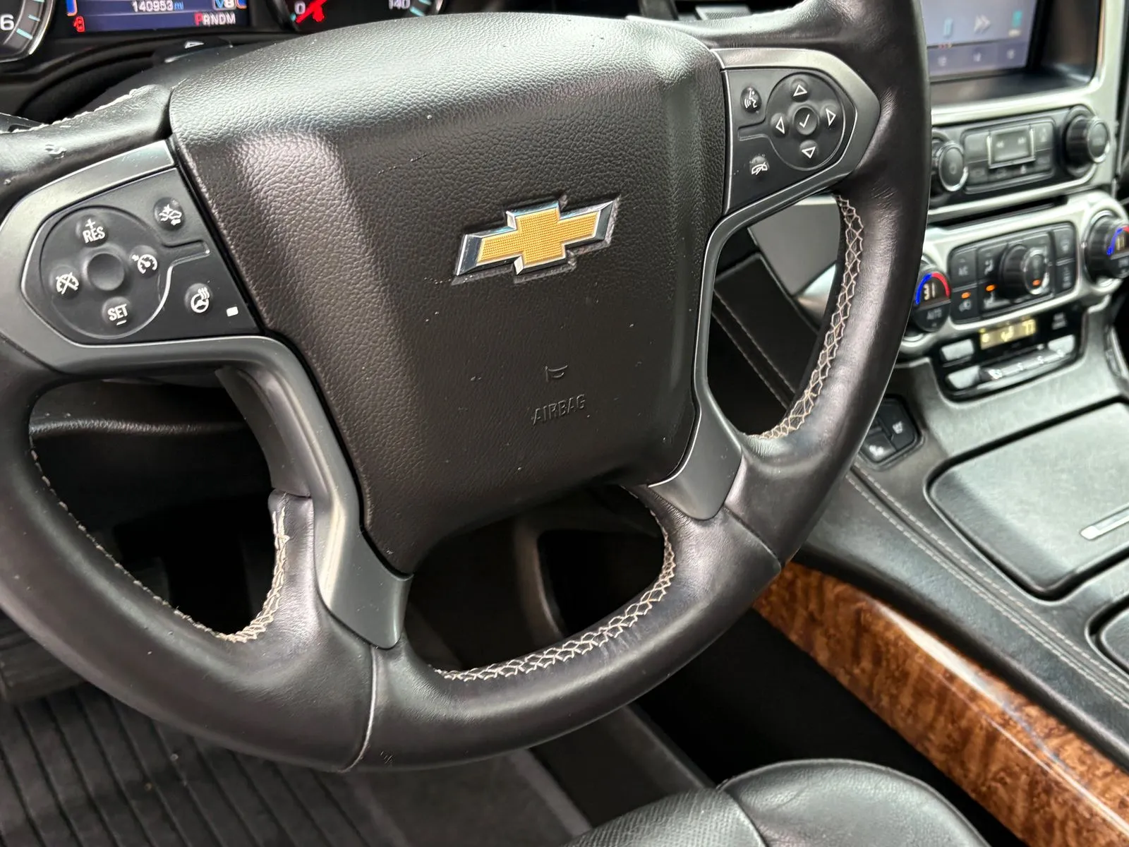Chevrolet Suburban photo 12