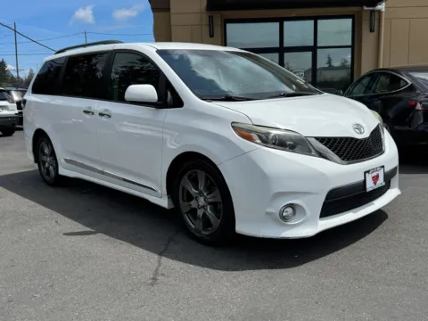 White 2017 Toyota Sienna L for sale in Lakewood, WA