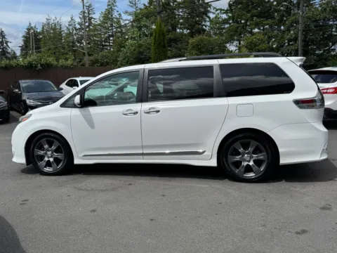 More photos of 2017 Toyota Sienna L at 9999 Auto Center, WA