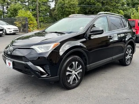 More photos of 2018 Toyota RAV4 LE at 9999 Auto Center, WA