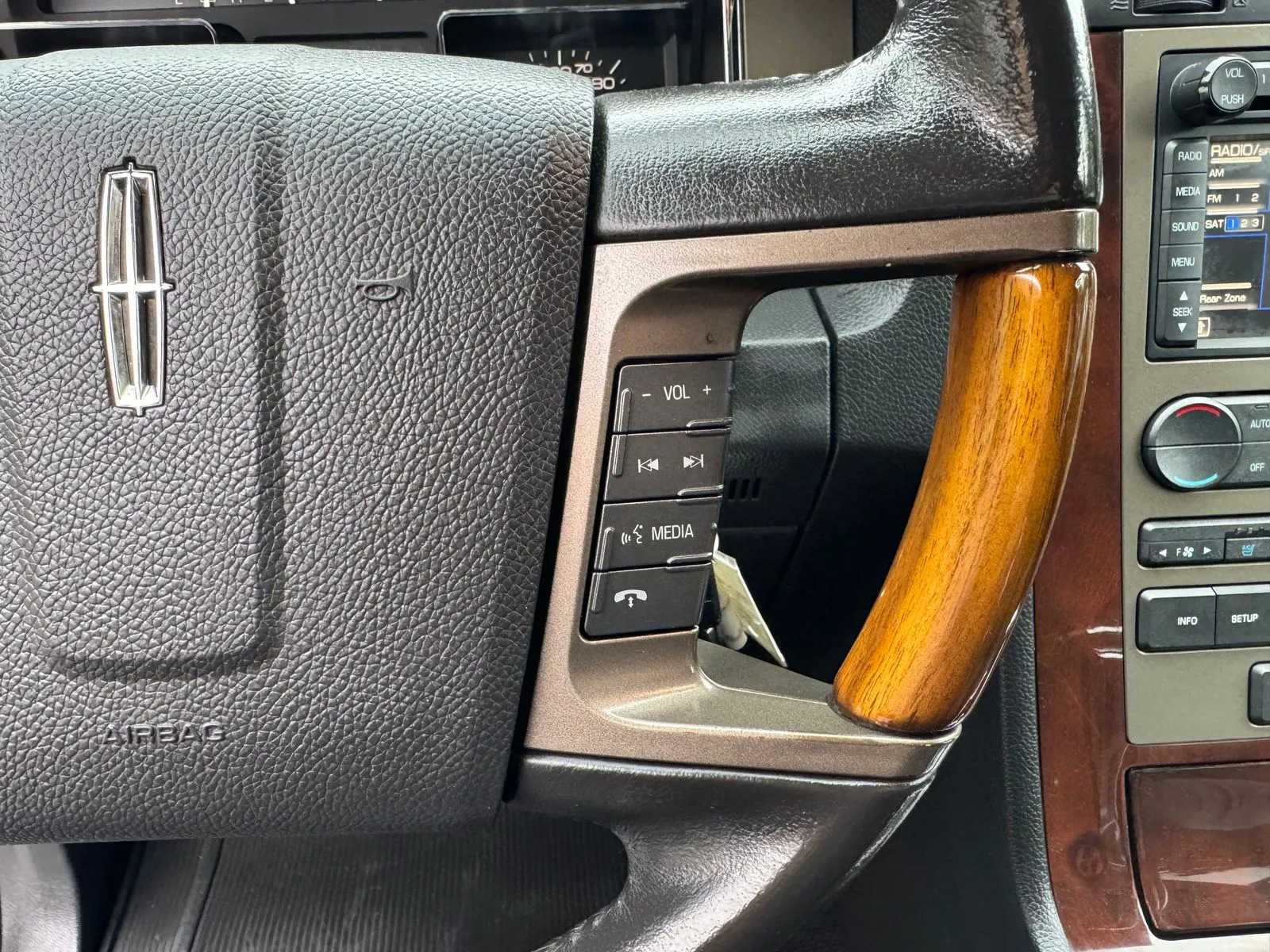 Lincoln Navigator L photo 31