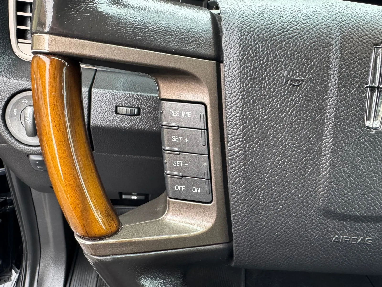 Lincoln Navigator L photo 32