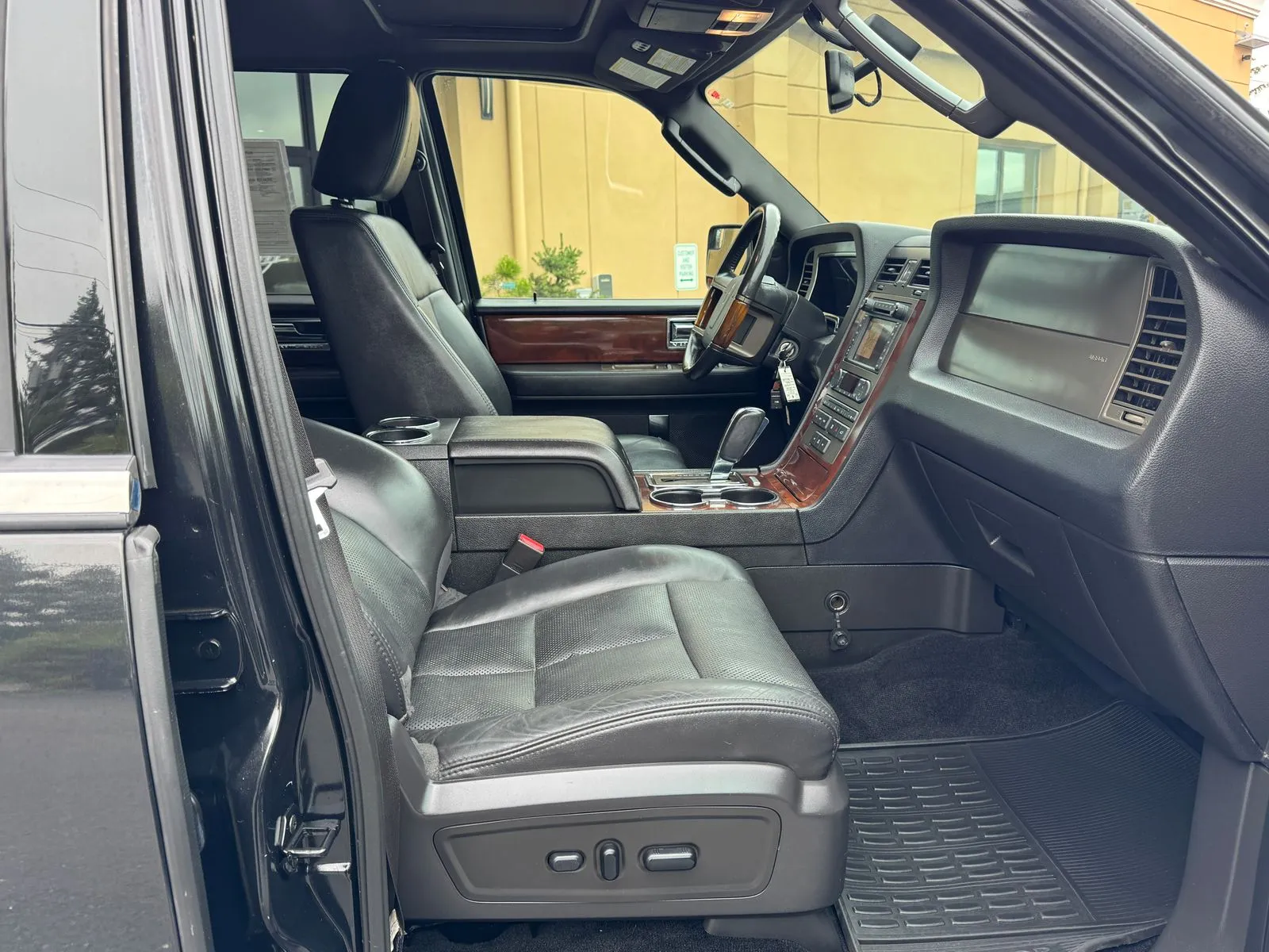 Lincoln Navigator L photo 23