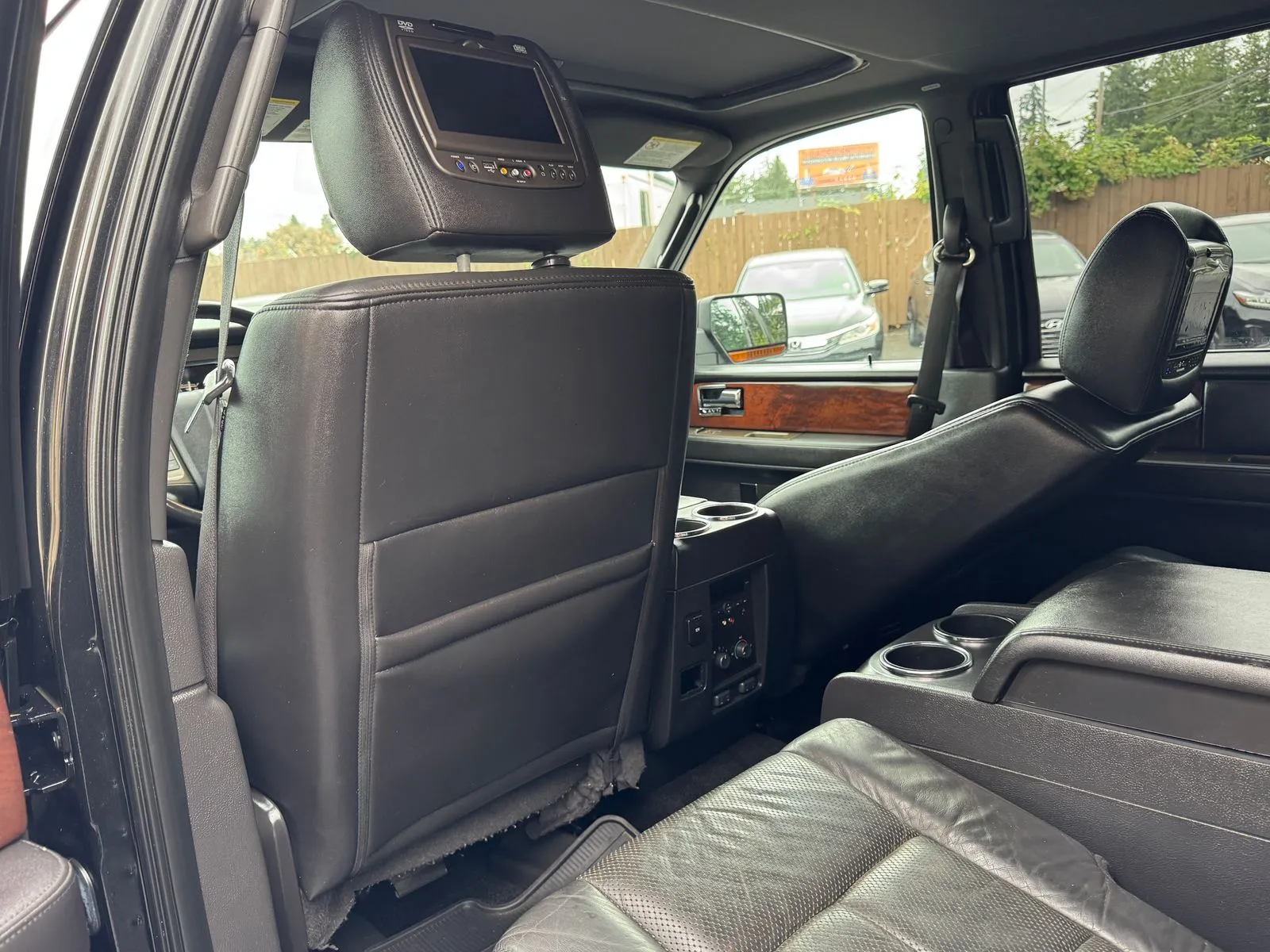 Lincoln Navigator L photo 16