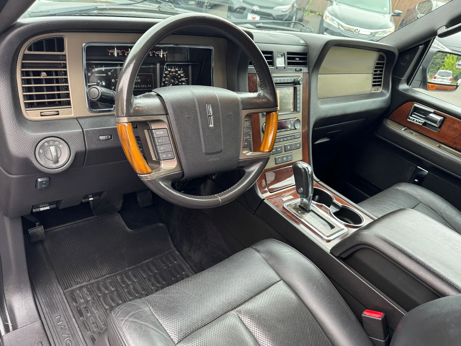 Lincoln Navigator L photo 10