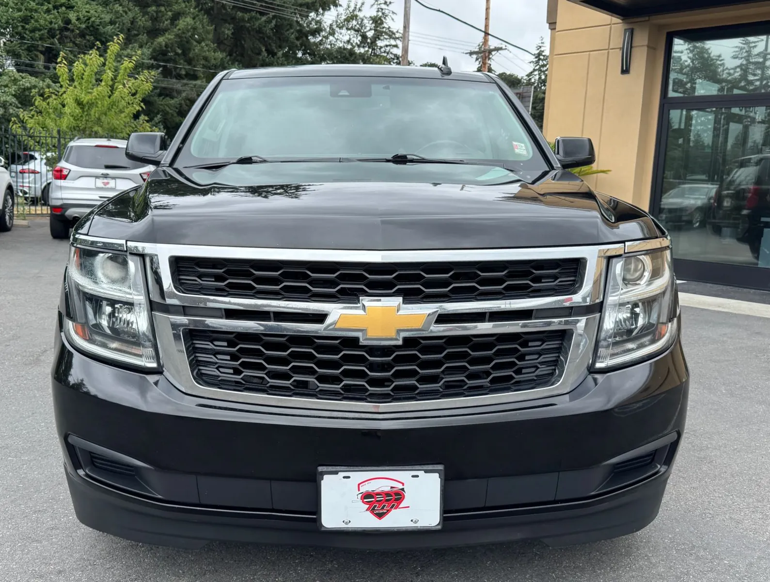 Chevrolet Suburban photo 2