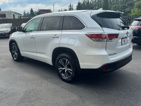 More photos of 2016 Toyota Highlander XLE V6 at 9999 Auto Center, WA