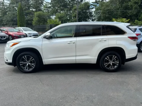 More photos of 2016 Toyota Highlander XLE V6 at 9999 Auto Center, WA