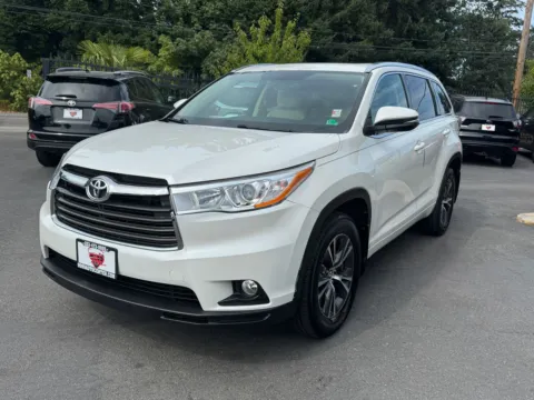 Another view of 2016 Toyota Highlander XLE V6 for sale in Lakewood, WA at 9999 Auto Center