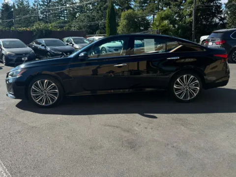 More photos of 2023 Nissan Altima 2.5 SL at 9999 Auto Center, WA