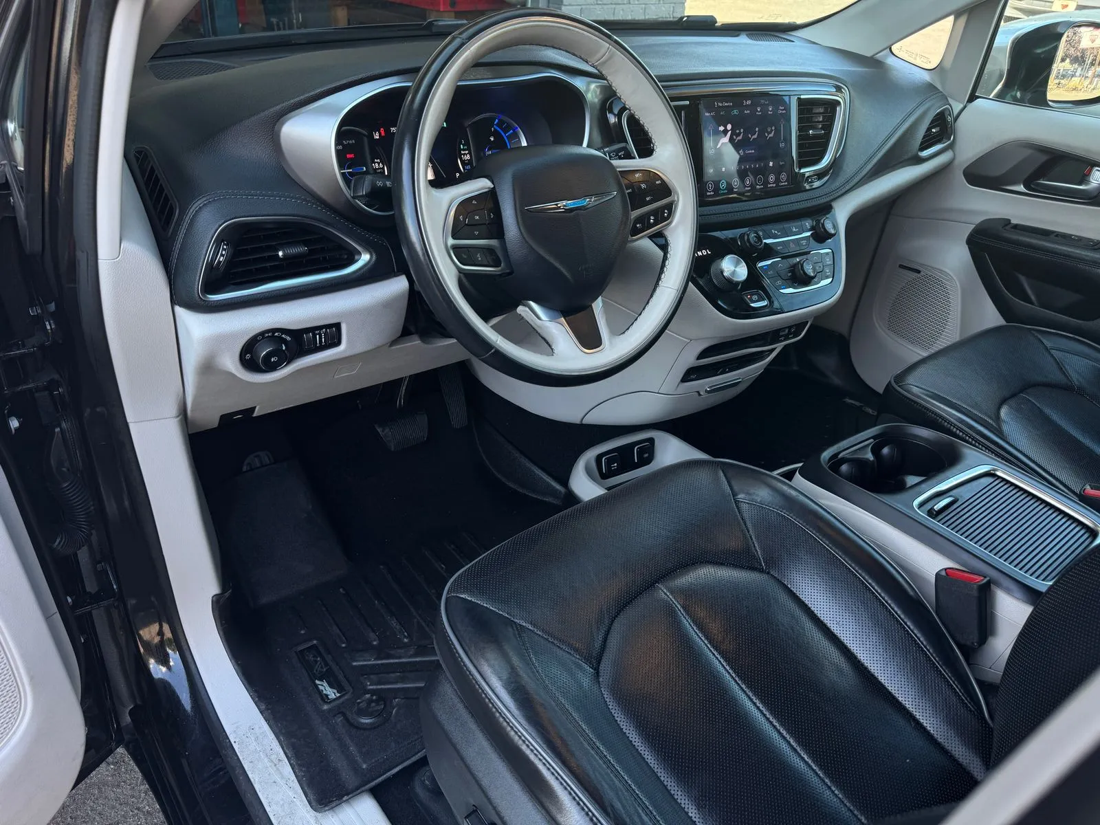 Chrysler Pacifica photo 10