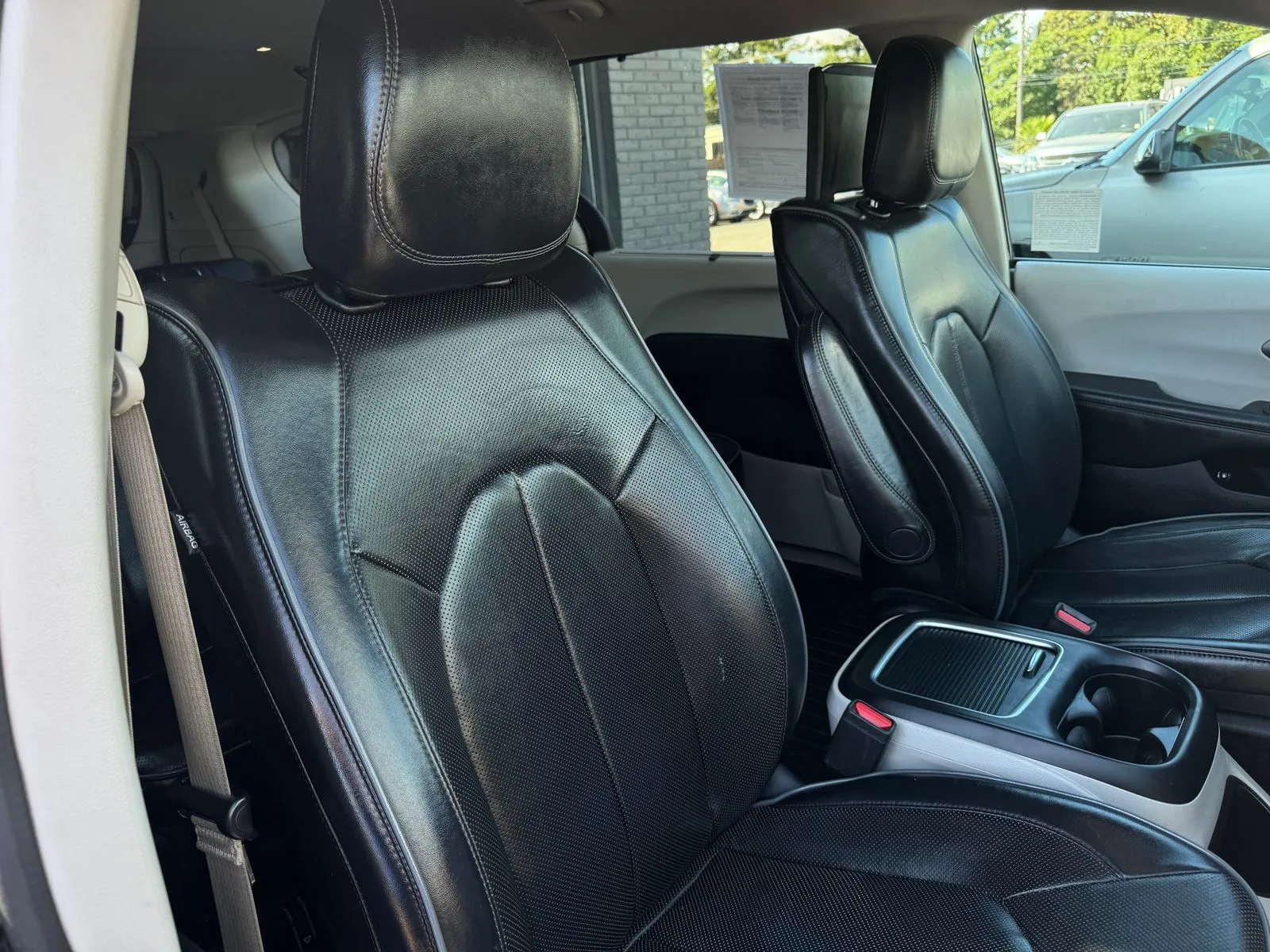 Chrysler Pacifica photo 27