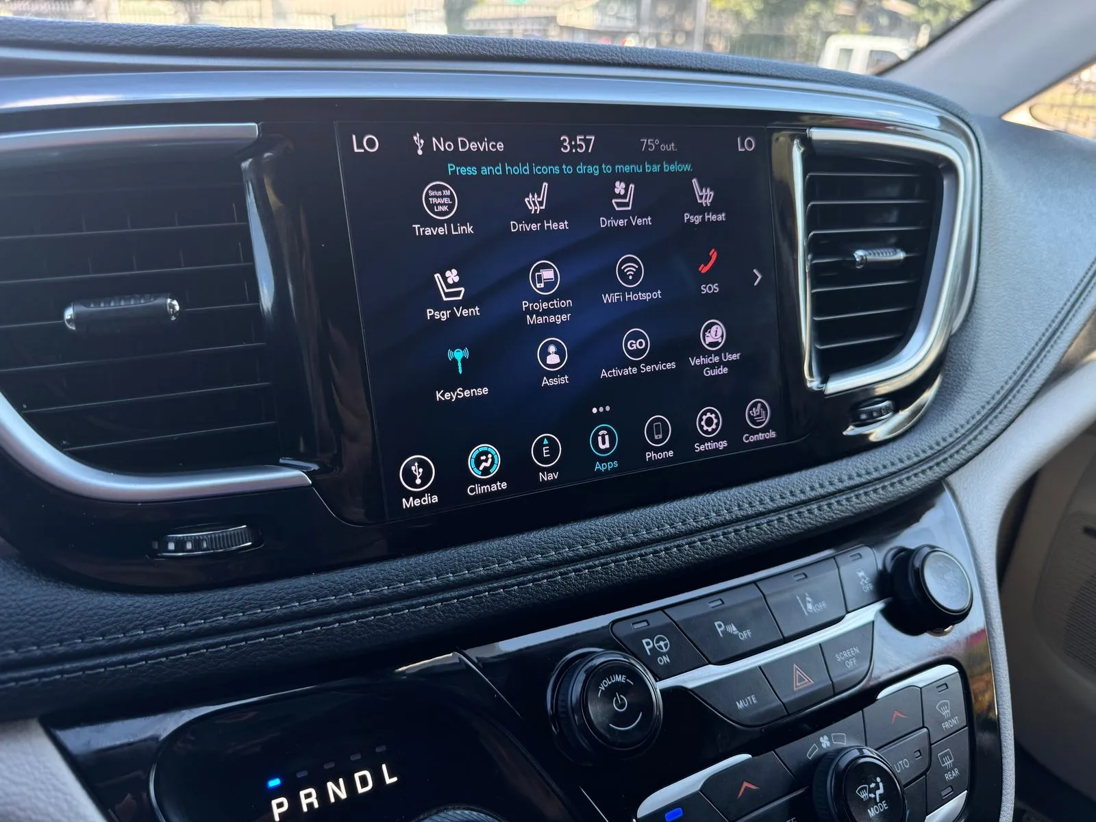 Chrysler Pacifica photo 28