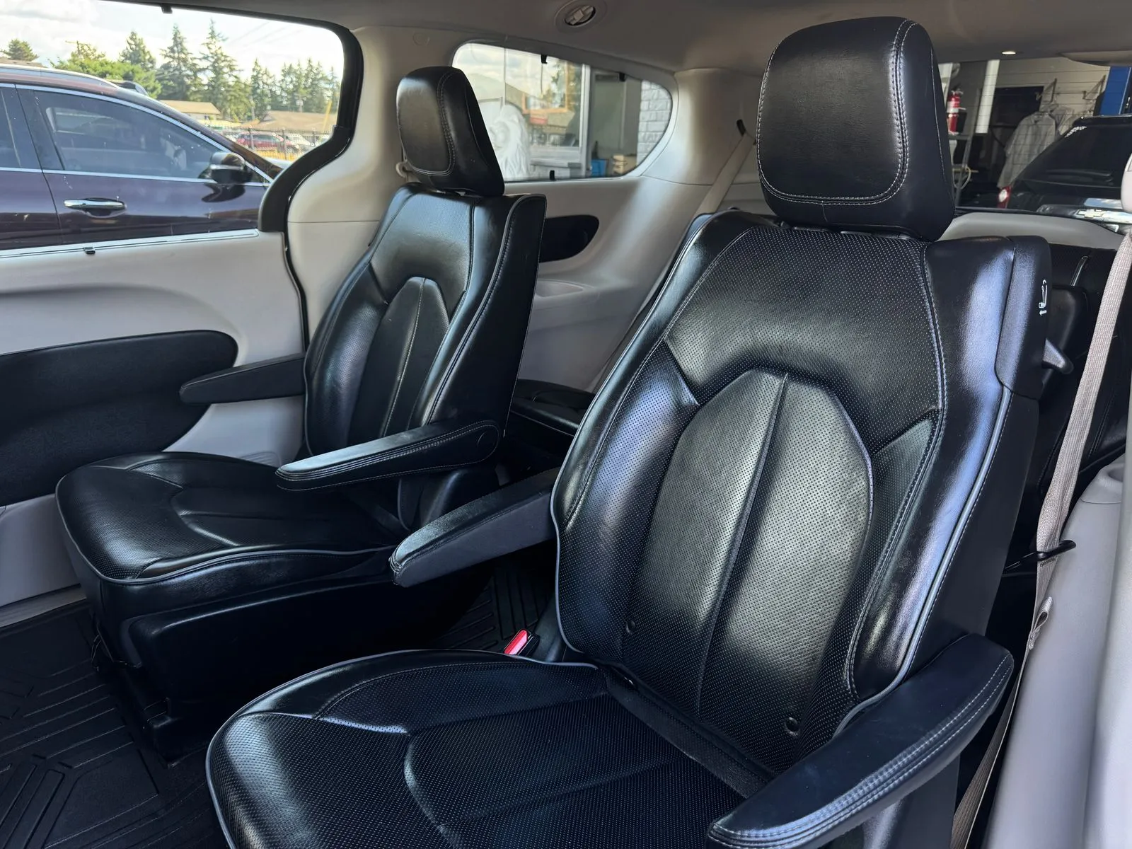 Chrysler Pacifica photo 16