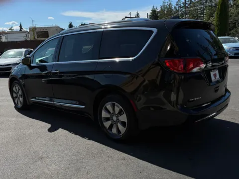 More photos of 2019 Chrysler Pacifica Hybrid Limited at 9999 Auto Center, WA