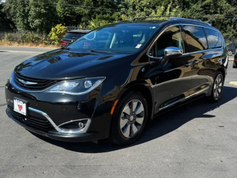 Another view of 2019 Chrysler Pacifica Hybrid Limited for sale in Lakewood, WA at 9999 Auto Center