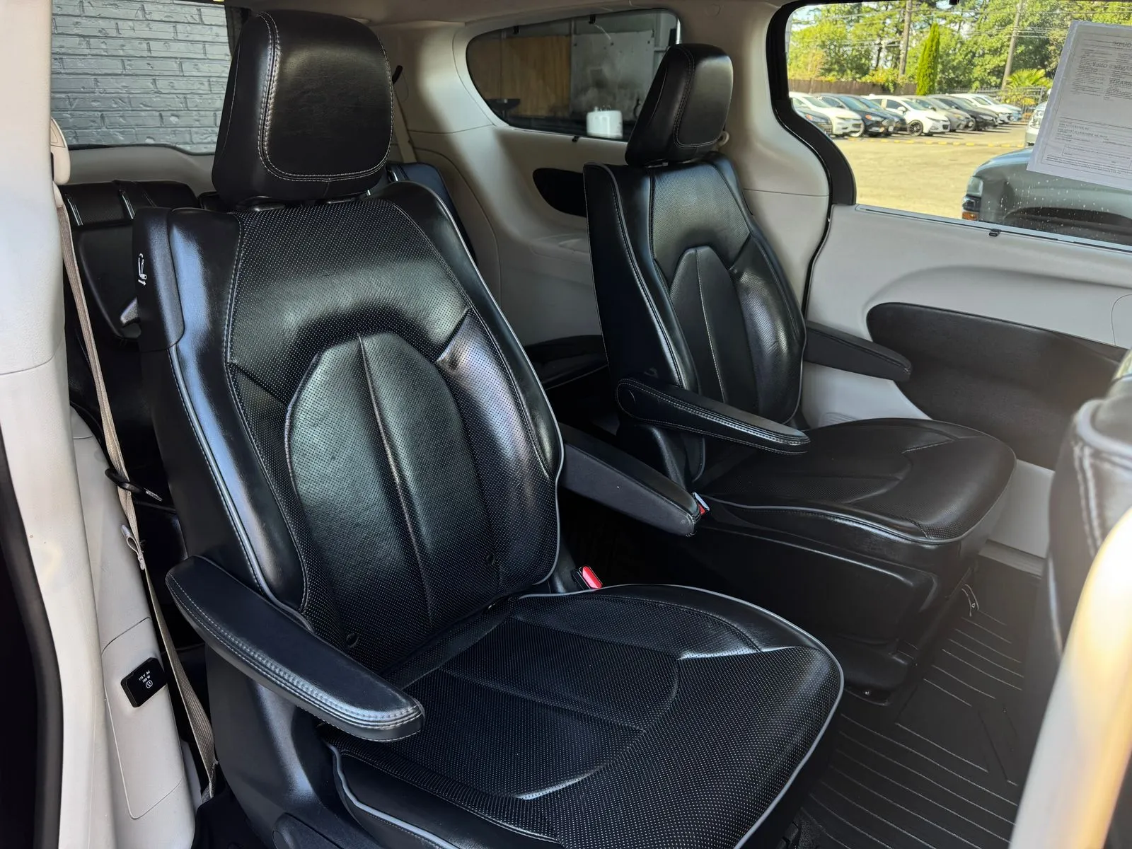 Chrysler Pacifica photo 20