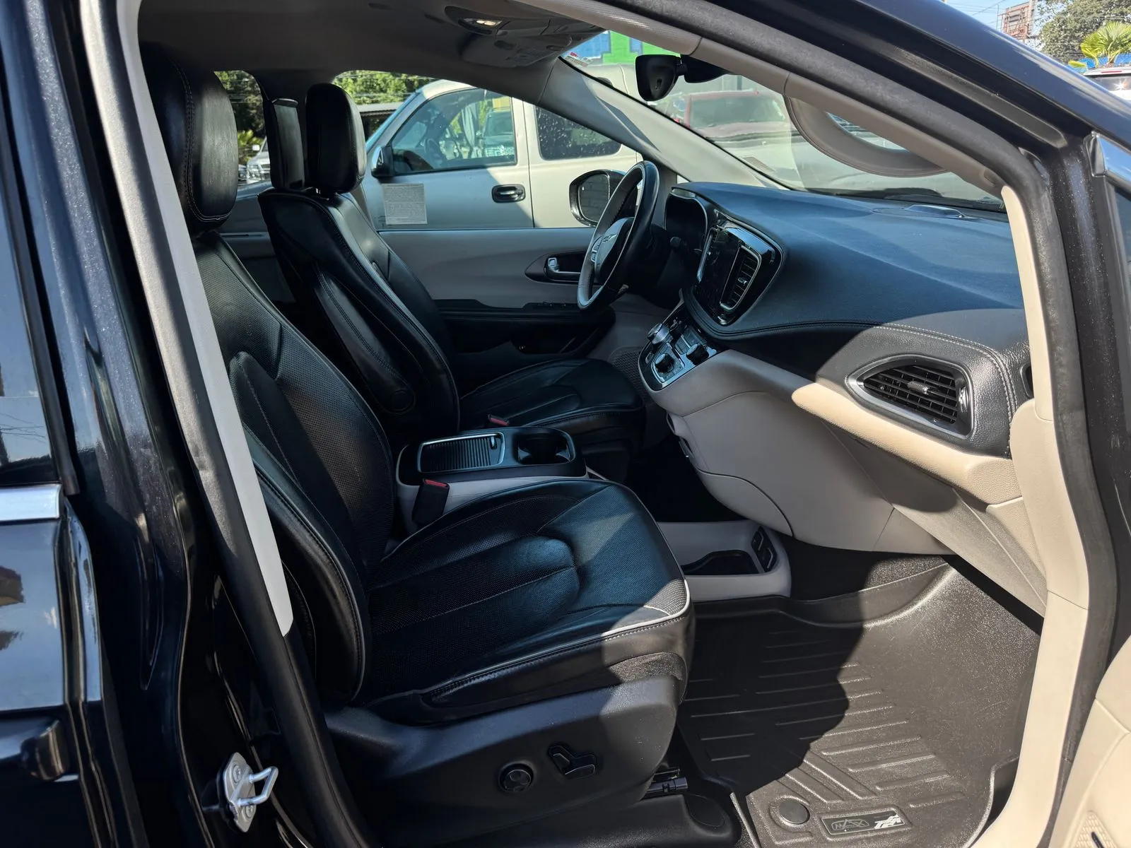 Chrysler Pacifica photo 25