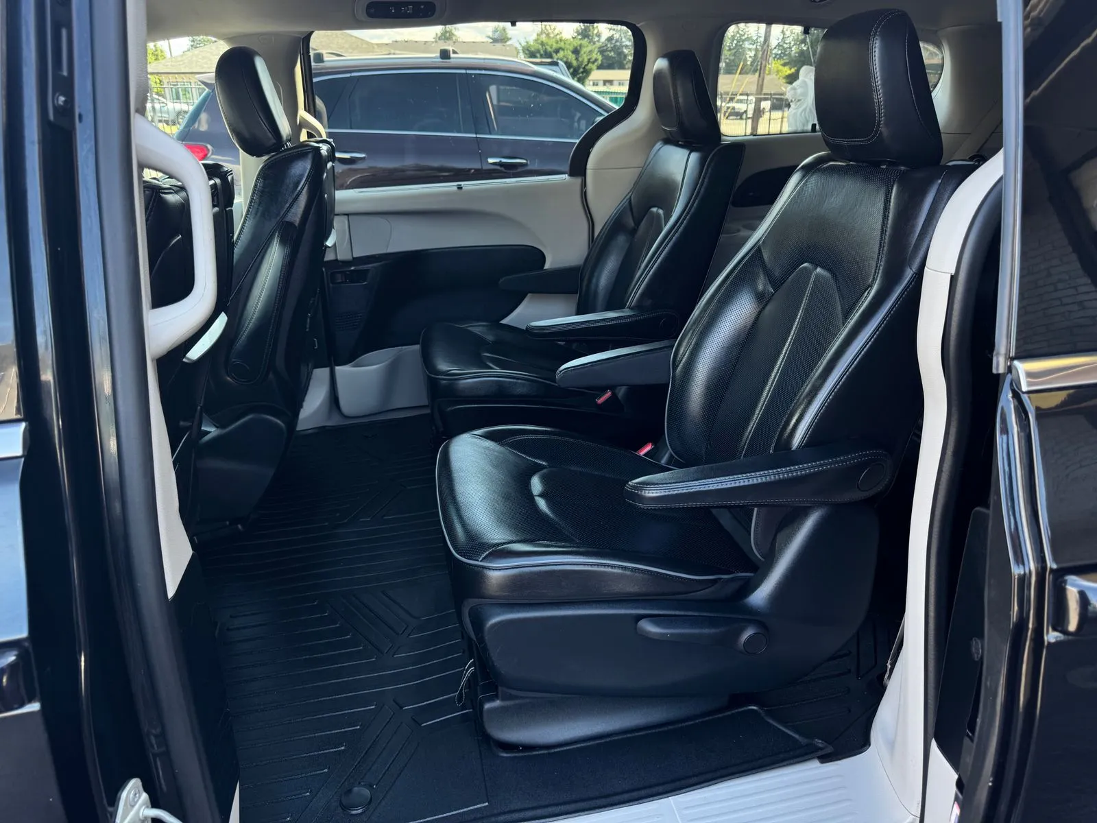 Chrysler Pacifica photo 14