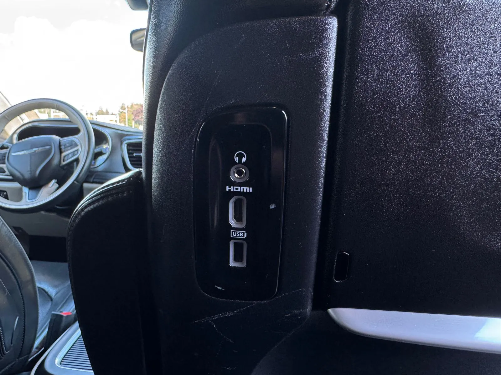 Chrysler Pacifica photo 24