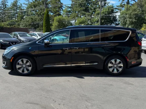 More photos of 2019 Chrysler Pacifica Hybrid Limited at 9999 Auto Center, WA