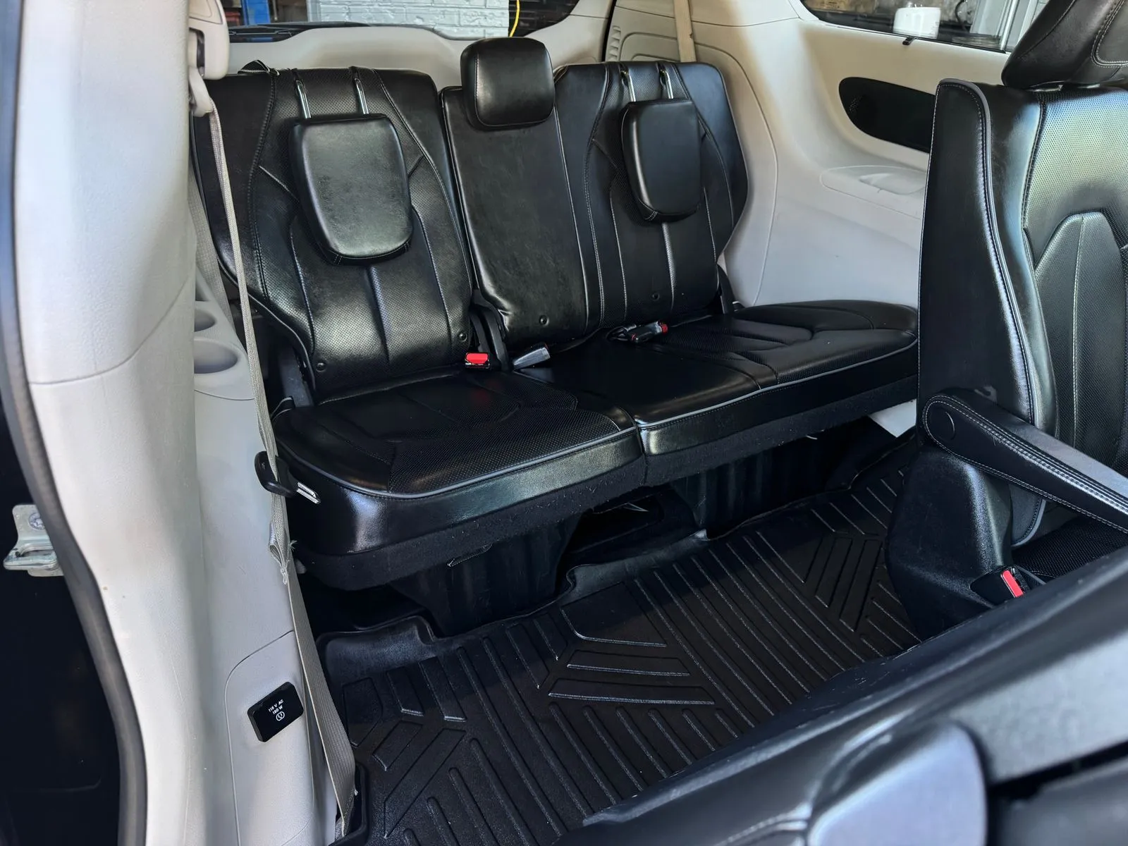 Chrysler Pacifica photo 21