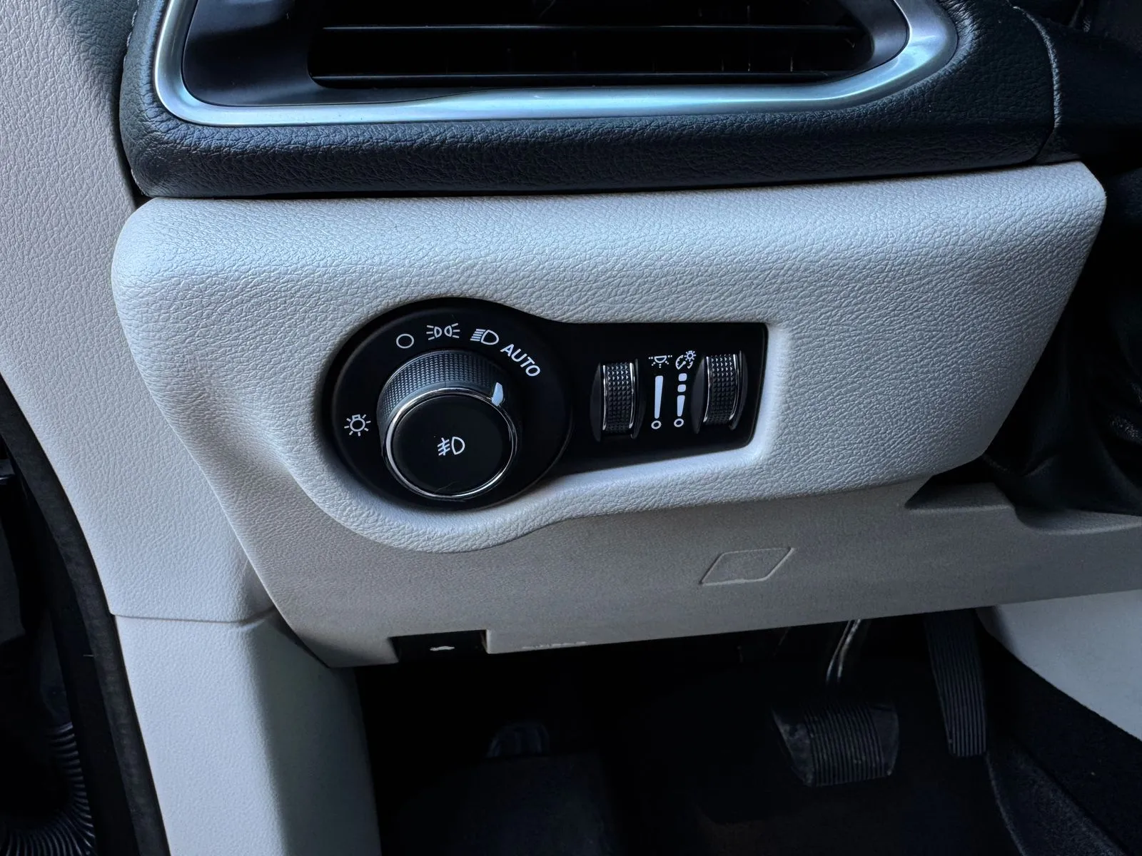 Chrysler Pacifica photo 12